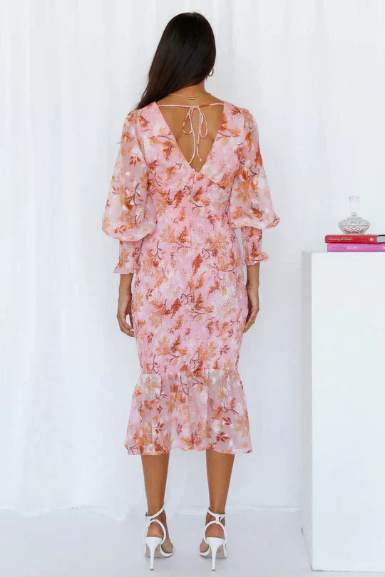 Well Tailored Dress with a Graceful Silhouette