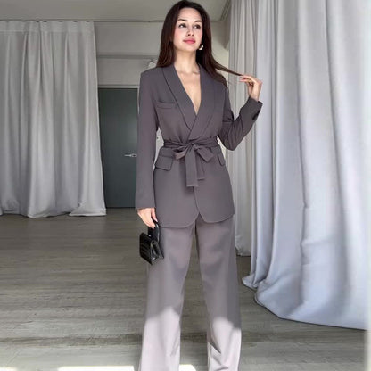 Effortlessly Elegant Pants with a Timeless Design