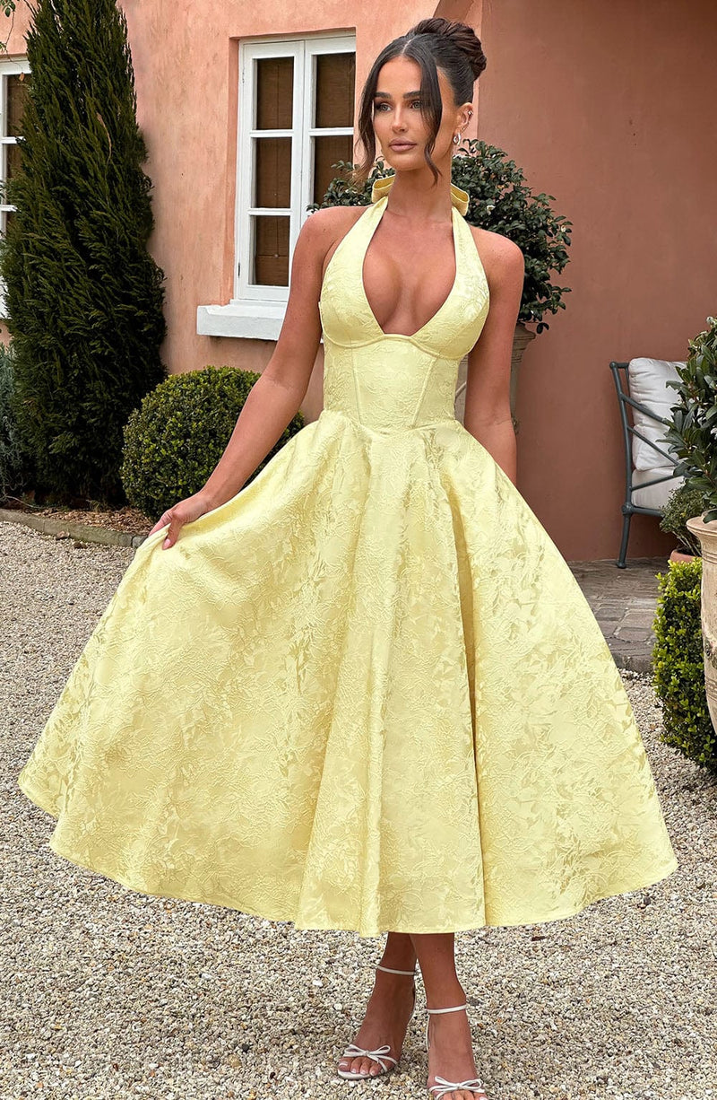 Well Tailored Dress with a Graceful Silhouette
