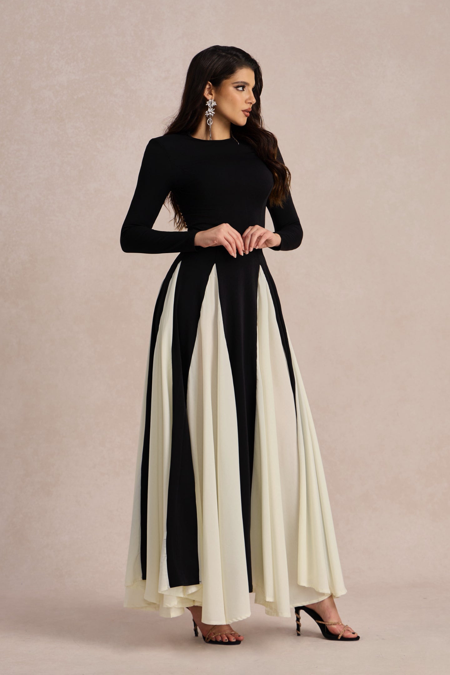 Beautifully Finished Dress in a Timeless Design