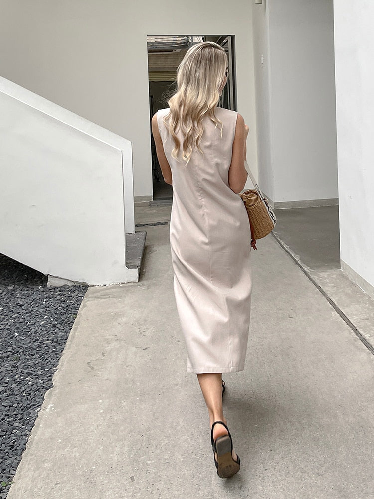 Well Tailored Dress with a Graceful Silhouette