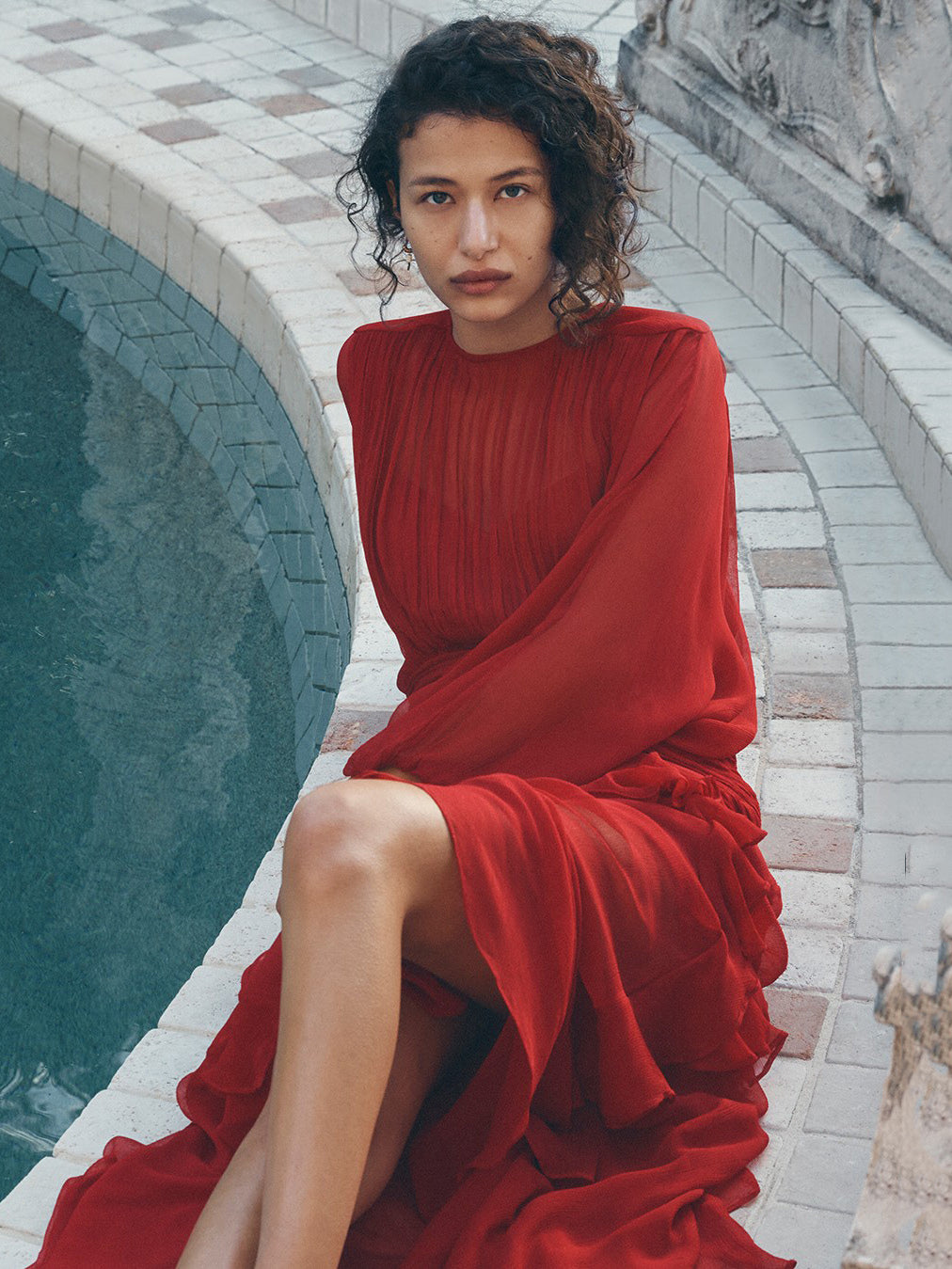 Beautifully Finished Dress in a Timeless Design