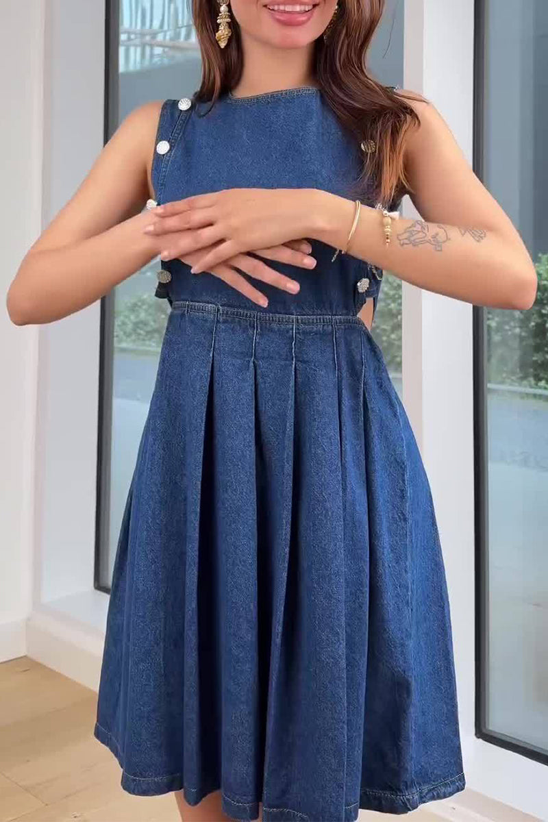 Beautifully Finished Dress in a Timeless Design