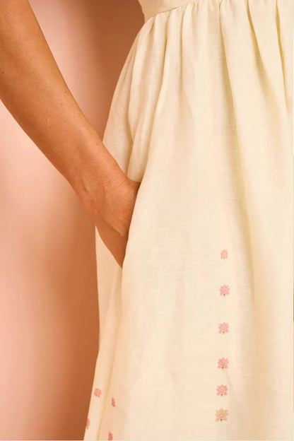 Effortlessly Elegant Dress with a Timeless Design