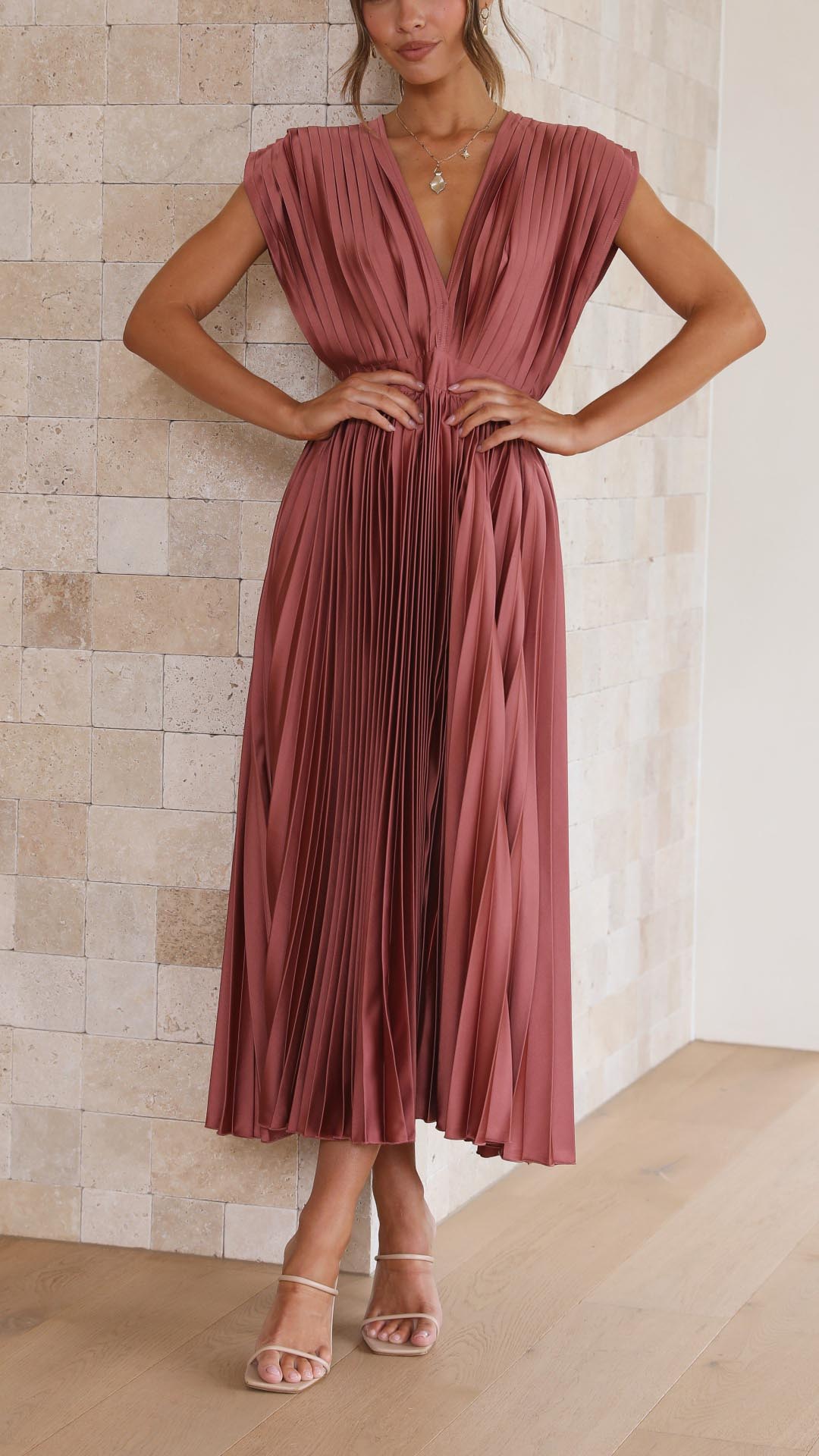 Effortlessly Elegant Dress with a Timeless Design