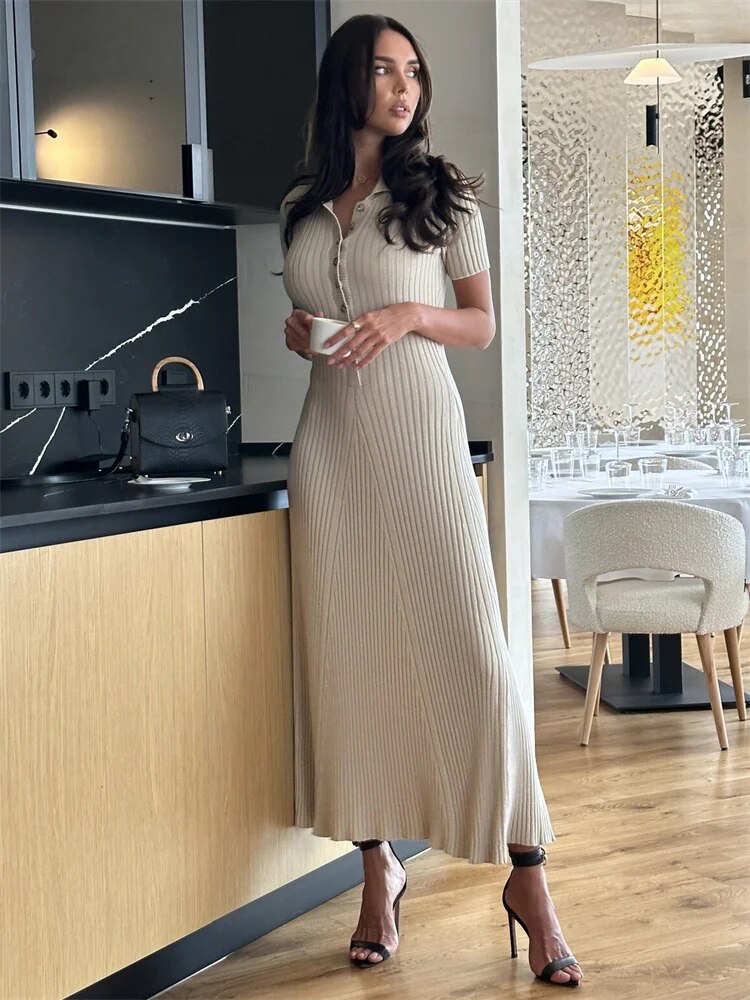 Beautifully Finished Dress in a Timeless Design