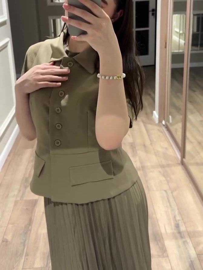 Well Tailored Garment with a Graceful Silhouette