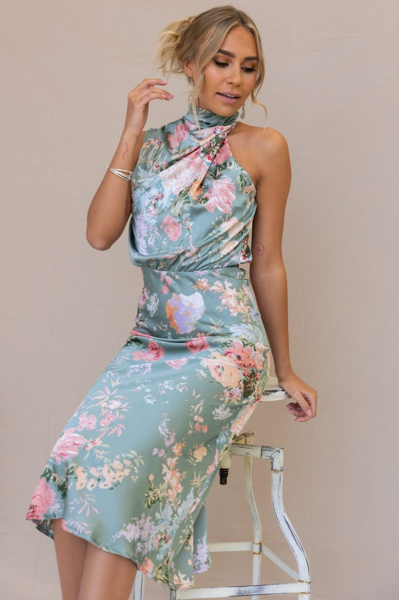 Beautifully Finished Dress in a Timeless Design
