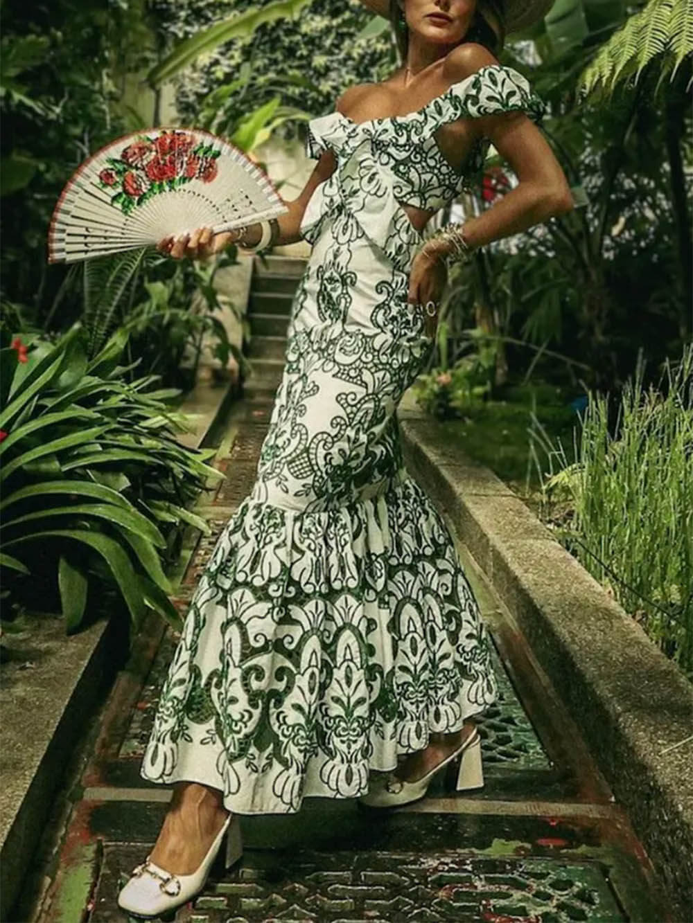 Well Tailored Dress with a Graceful Silhouette