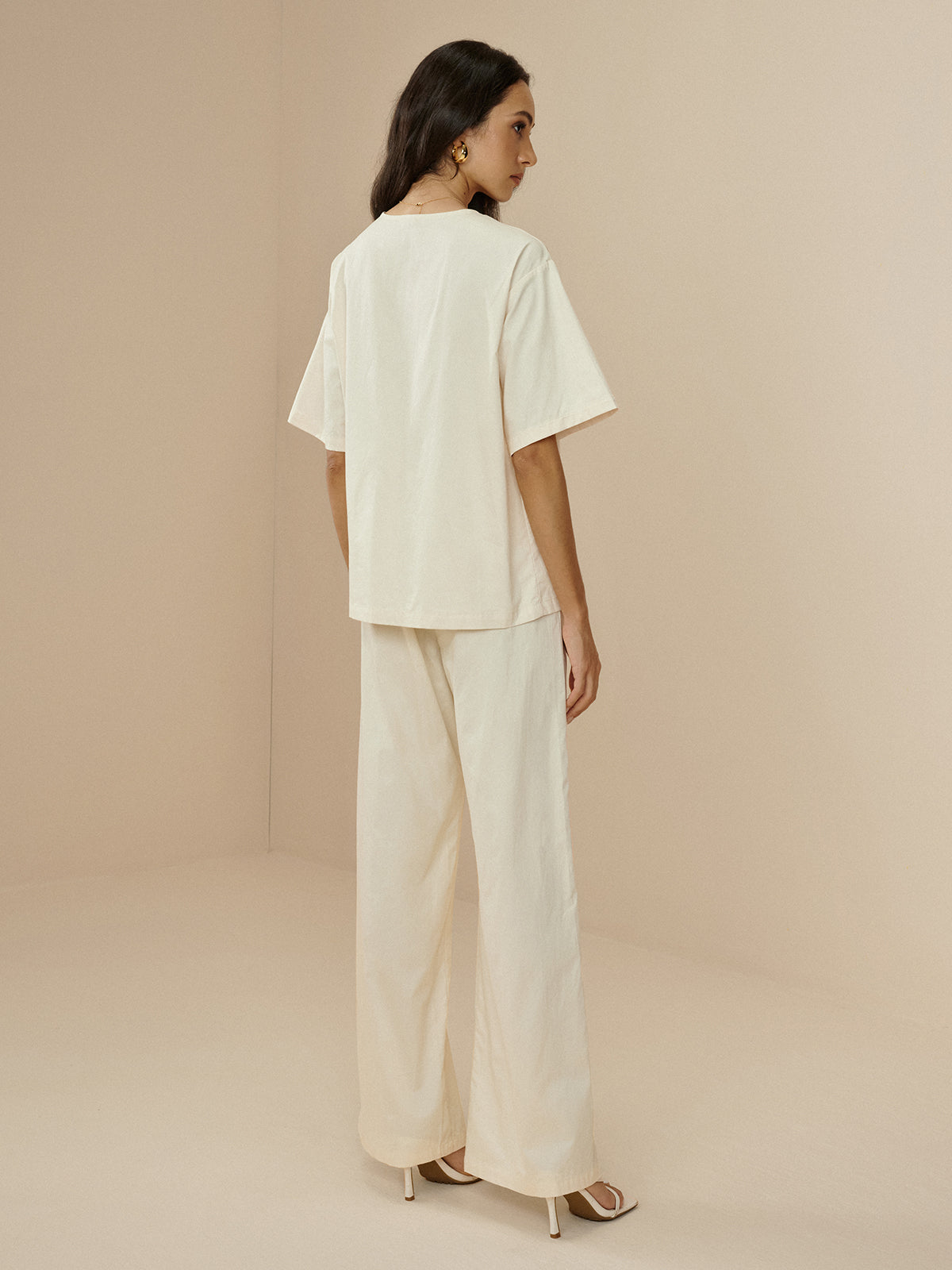 Effortlessly Elegant Pants with a Timeless Design