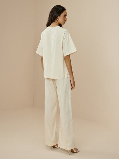Effortlessly Elegant Pants with a Timeless Design