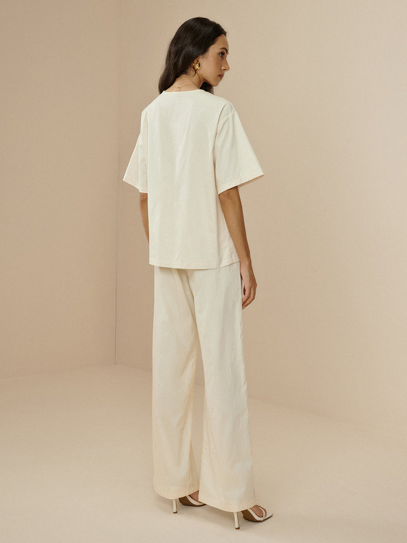 Effortlessly Elegant Pants with a Timeless Design