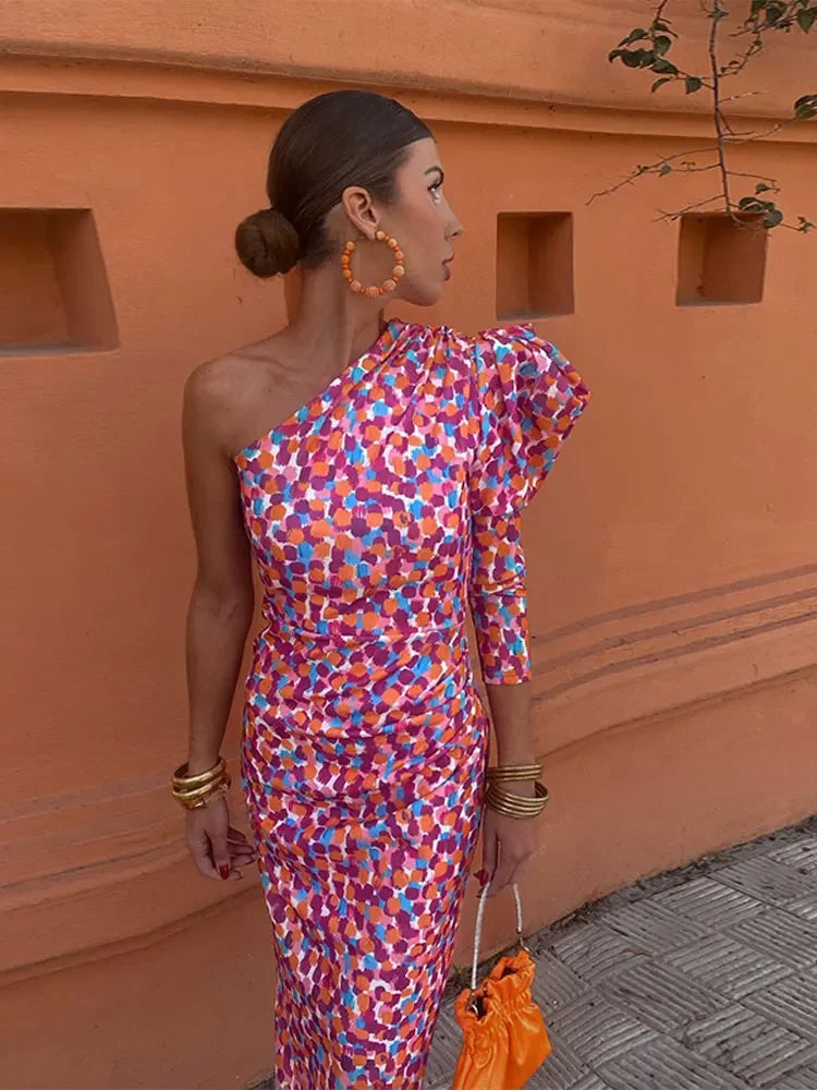 Well Tailored Dress with a Graceful Silhouette