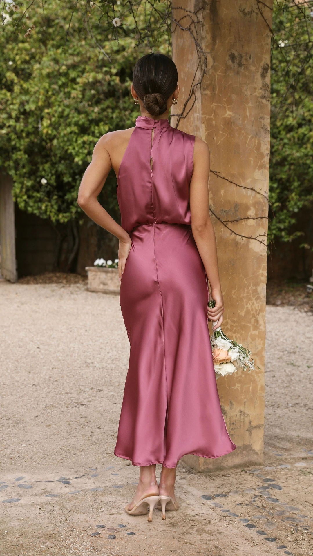 Beautifully Finished Dress in a Timeless Design