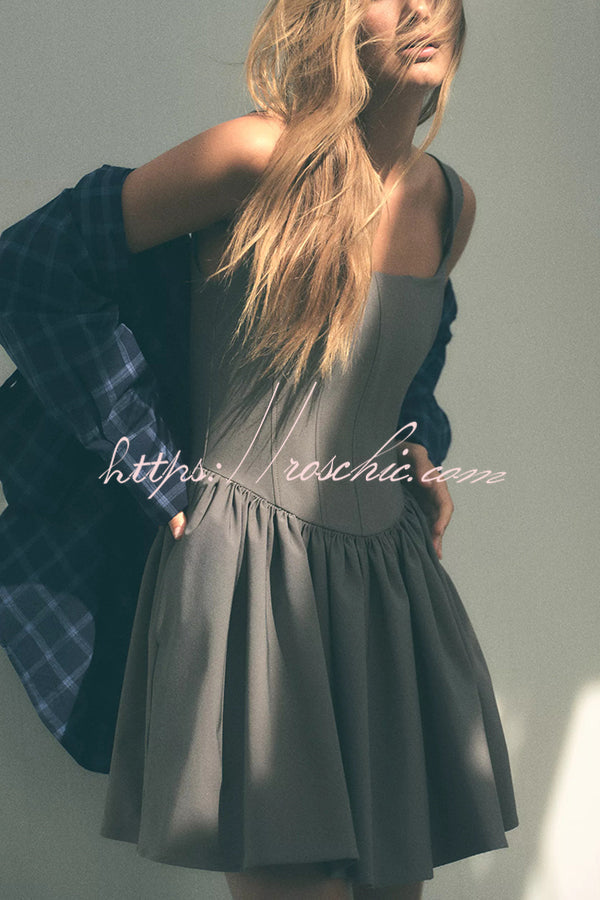 Effortlessly Elegant Dress with a Timeless Design
