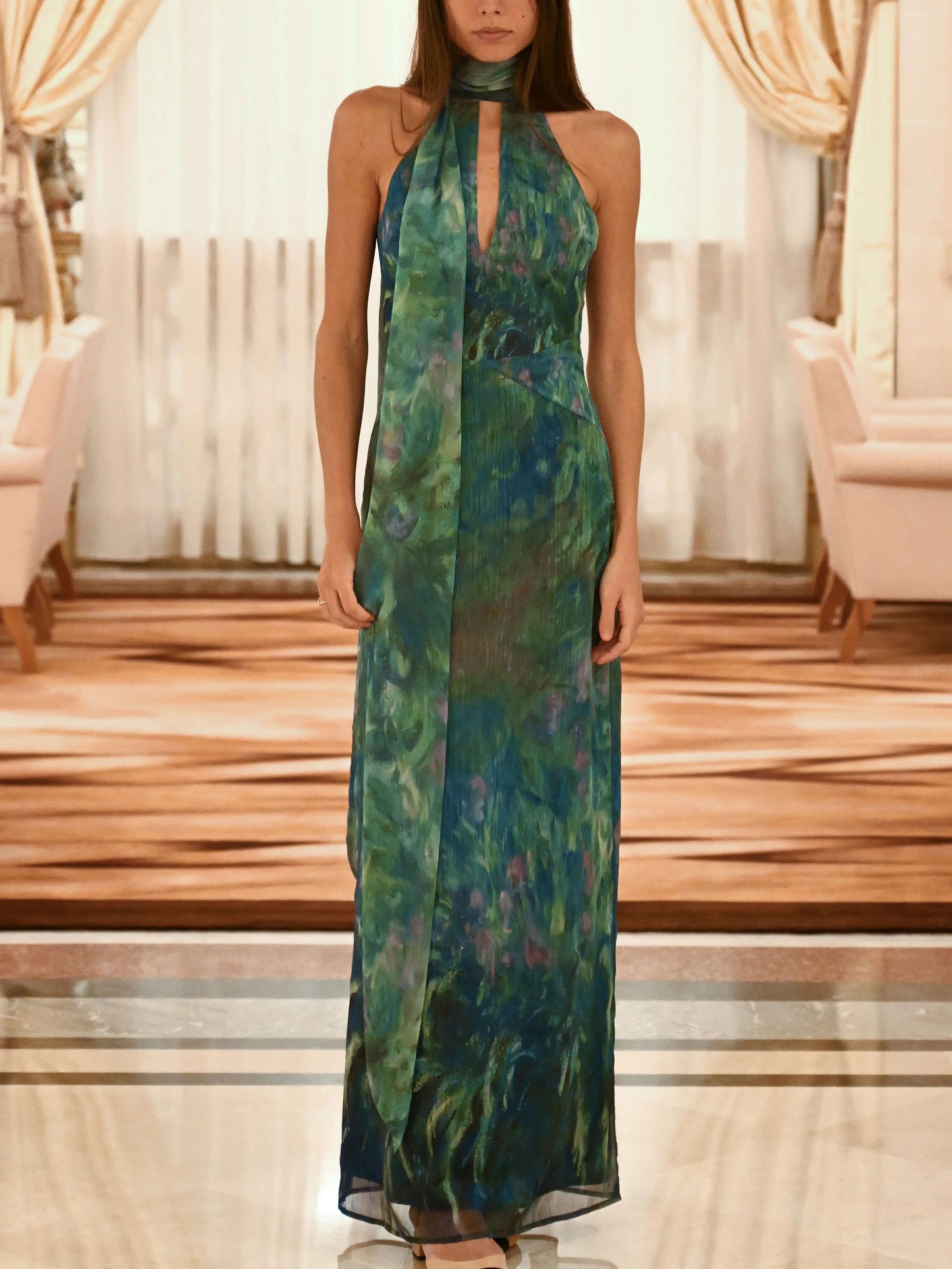 Beautifully Finished Dress in a Timeless Design