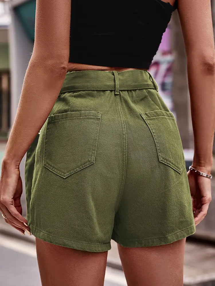 Effortlessly Elegant Pants with a Timeless Design