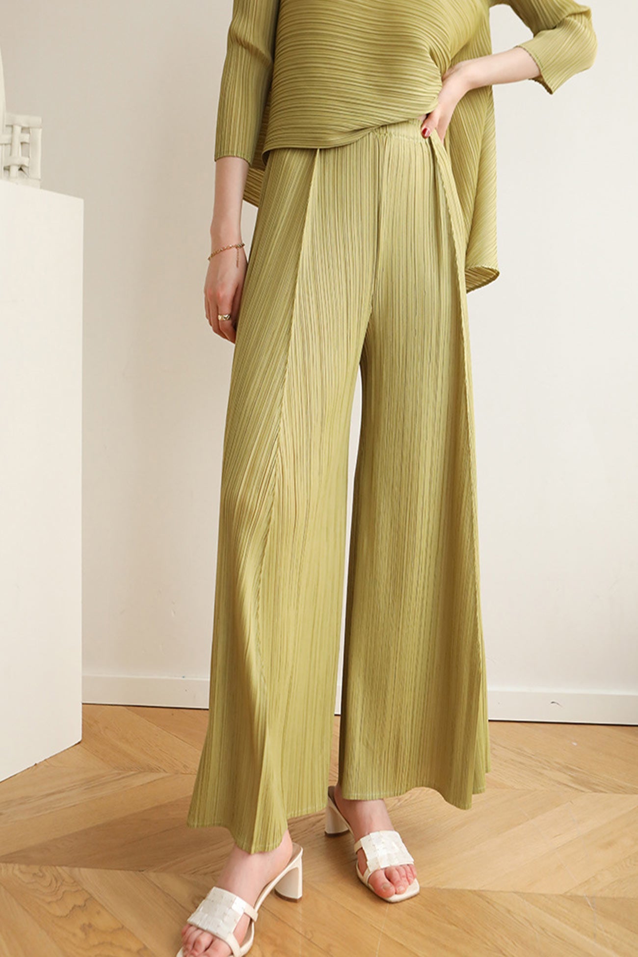 Well Tailored Pants with a Graceful Silhouette