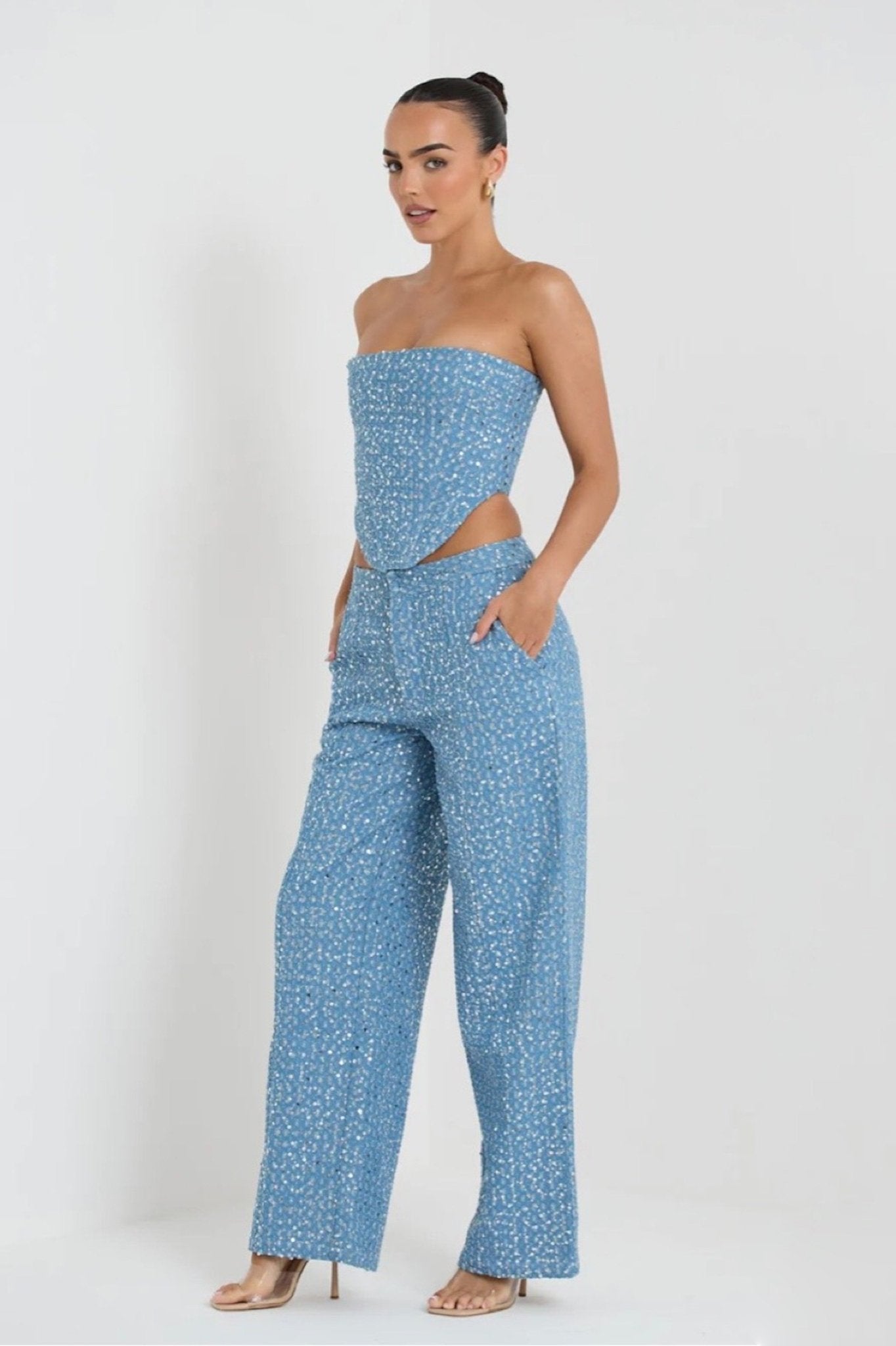 Effortlessly Elegant Pants with a Timeless Design