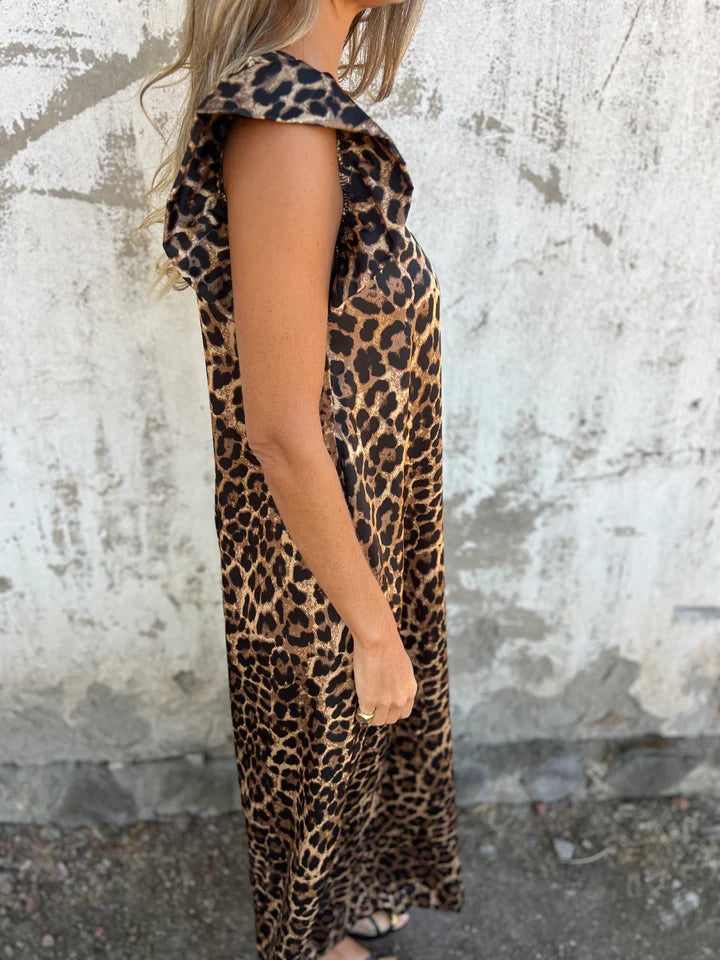 Effortlessly Elegant Garment with a Timeless Design