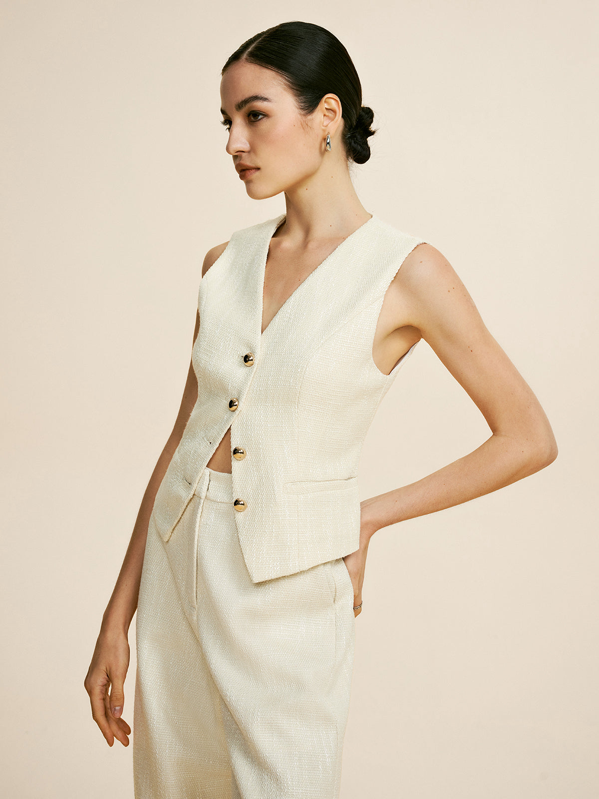 Effortlessly Elegant Pants with a Timeless Design