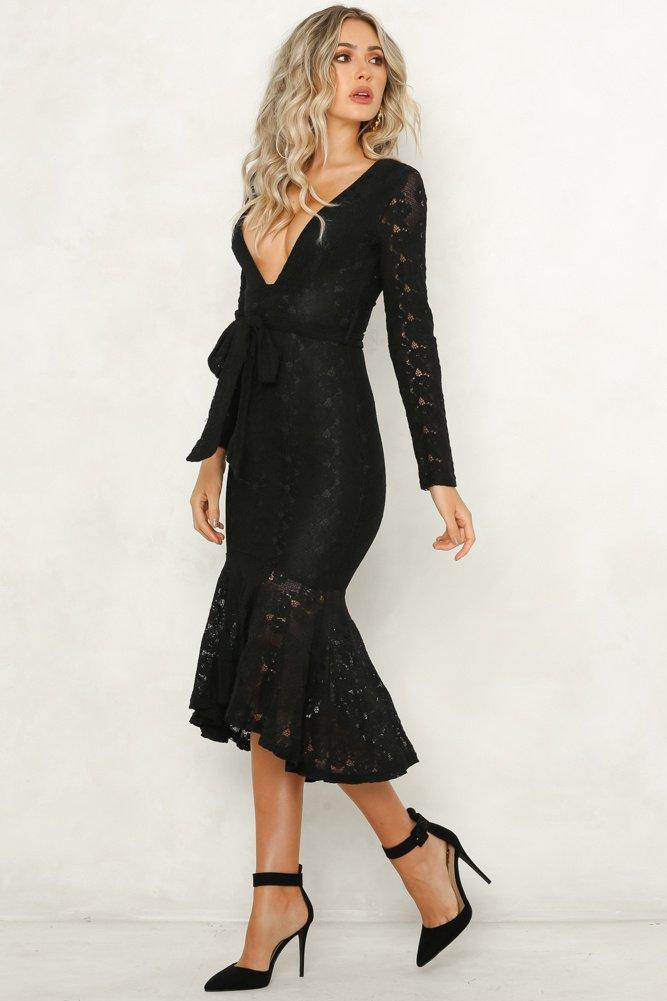 Well Tailored Dress with a Graceful Silhouette