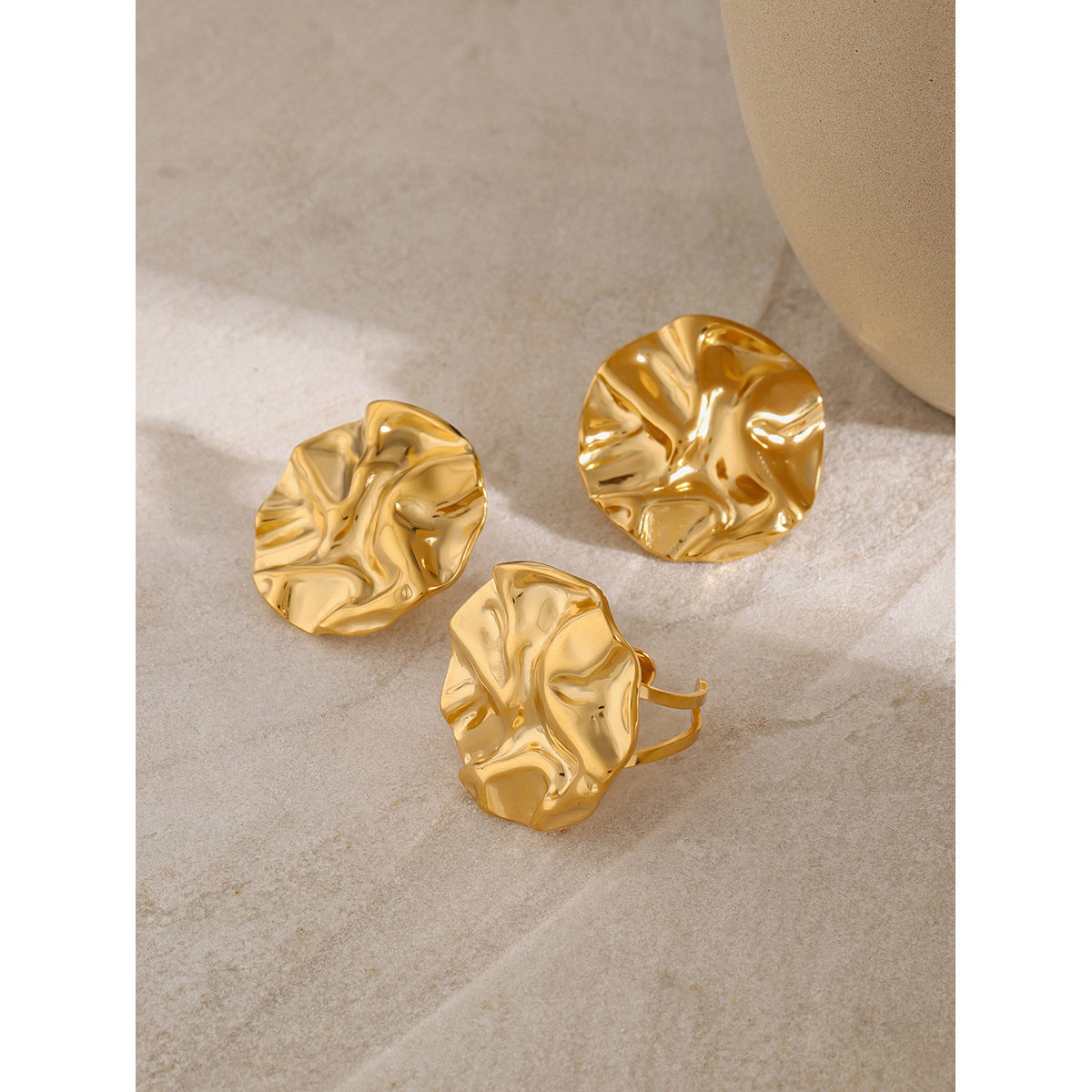 Charming Gold Earring for Any Occasion