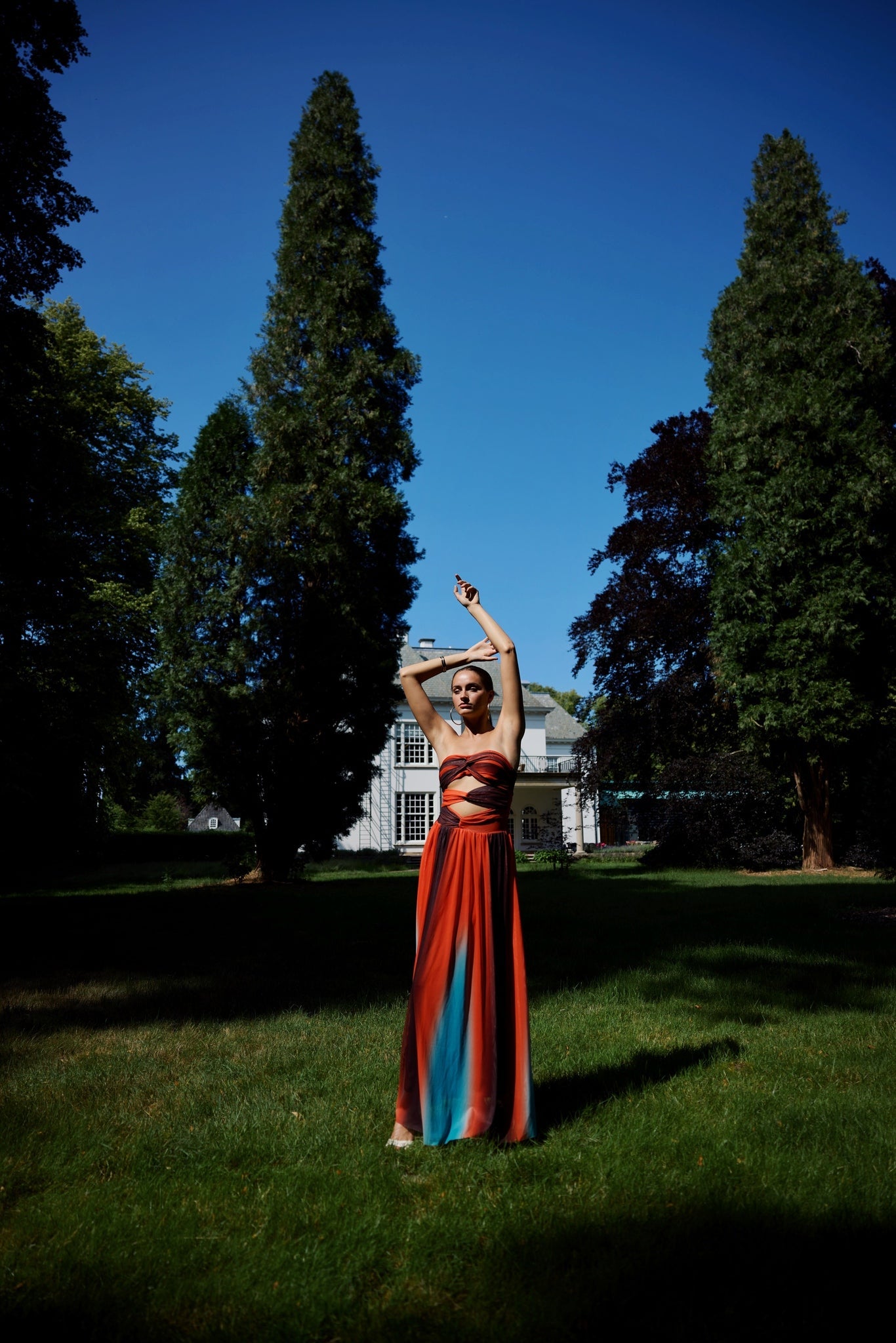 Beautifully Finished Dress in a Timeless Design