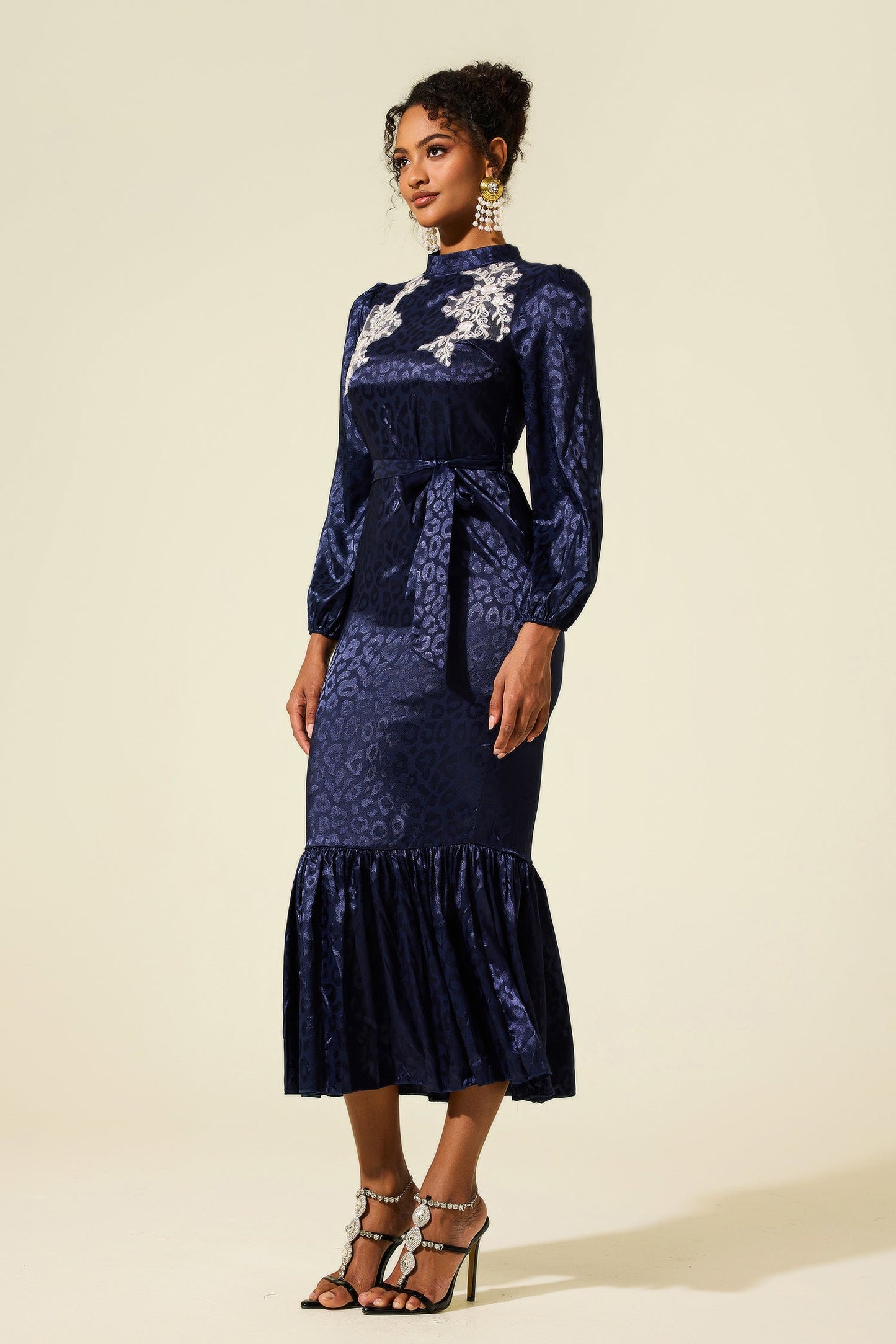 Beautifully Finished Dress in a Timeless Design