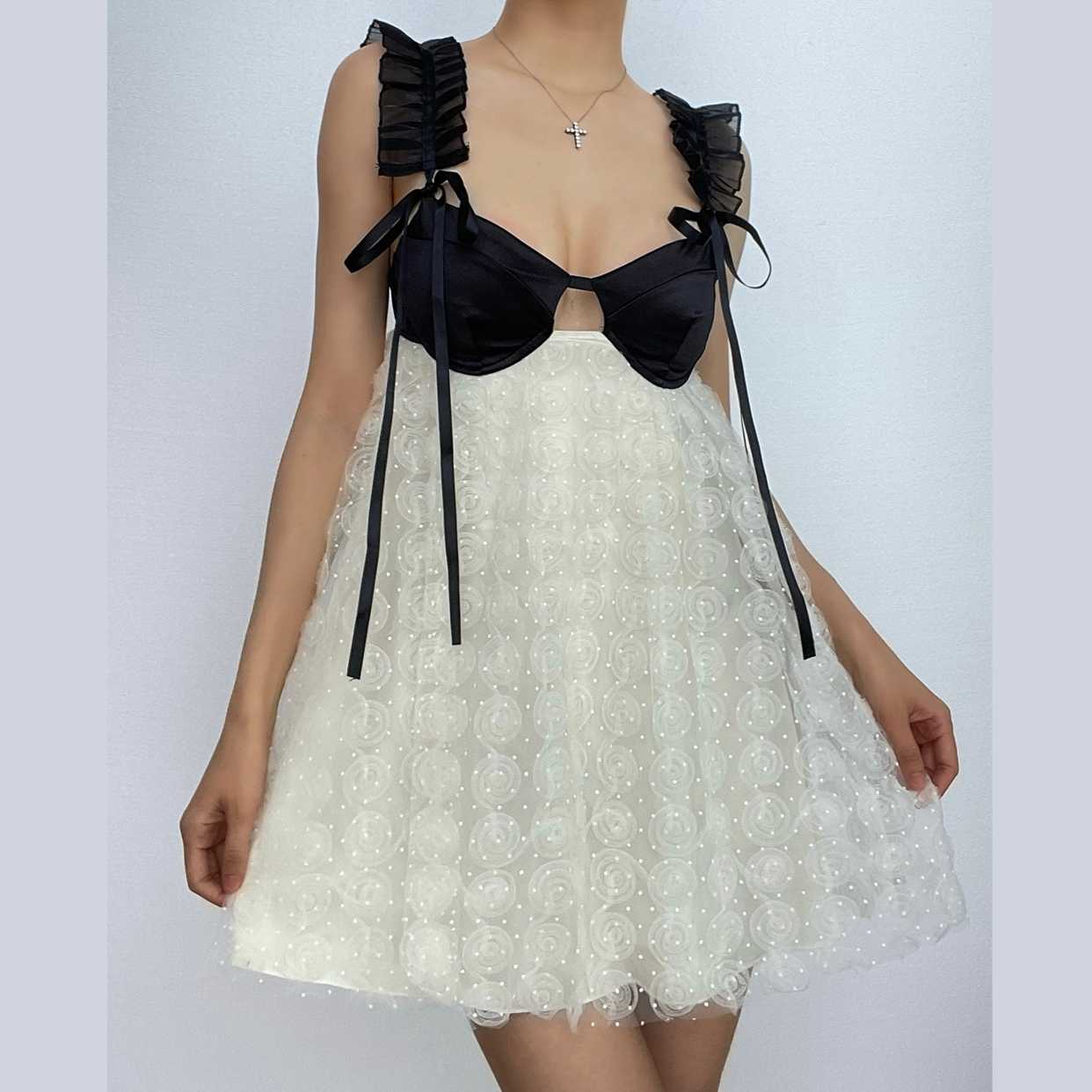 Effortlessly Elegant Dress with a Timeless Design