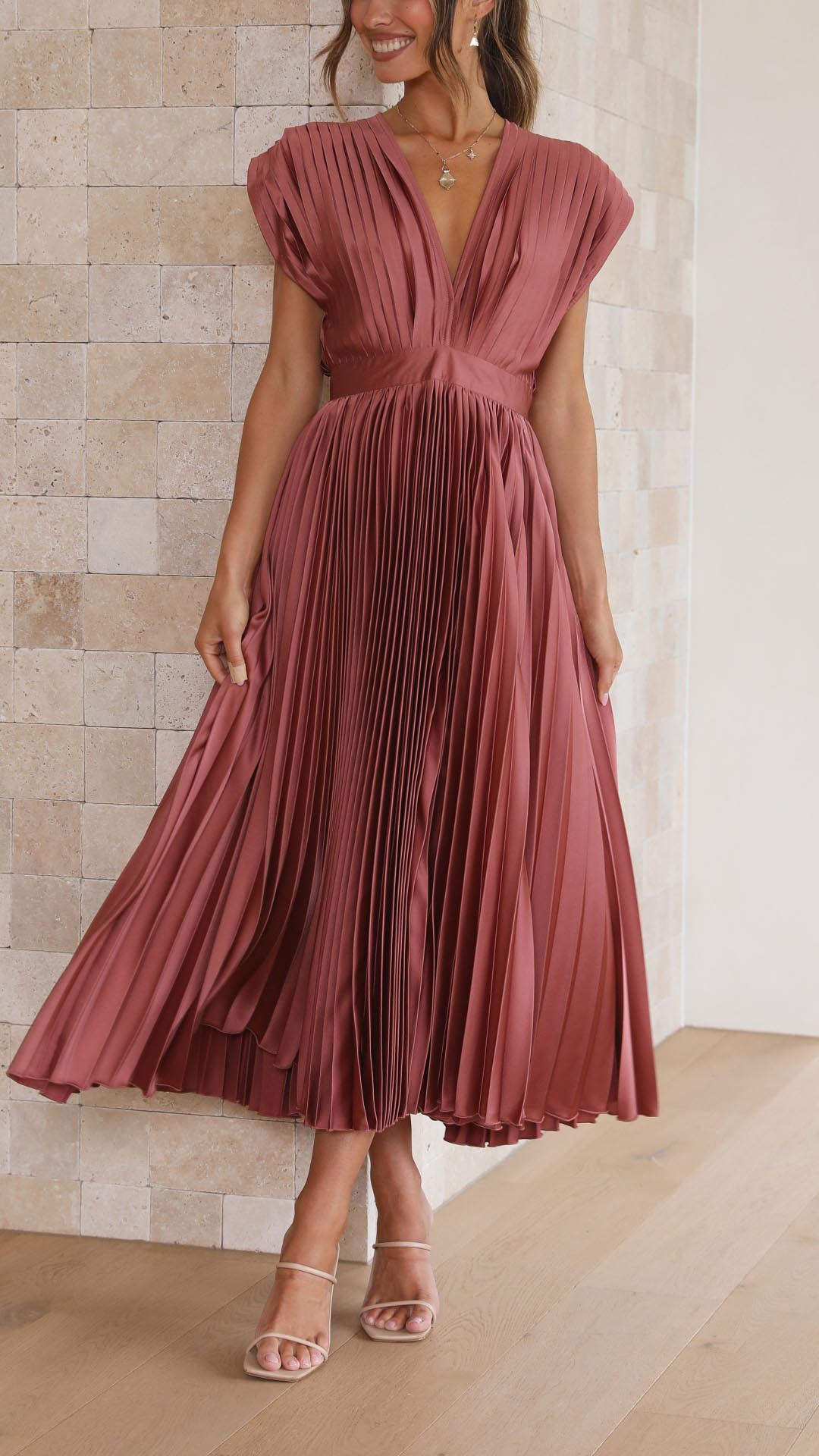 Effortlessly Elegant Dress with a Timeless Design