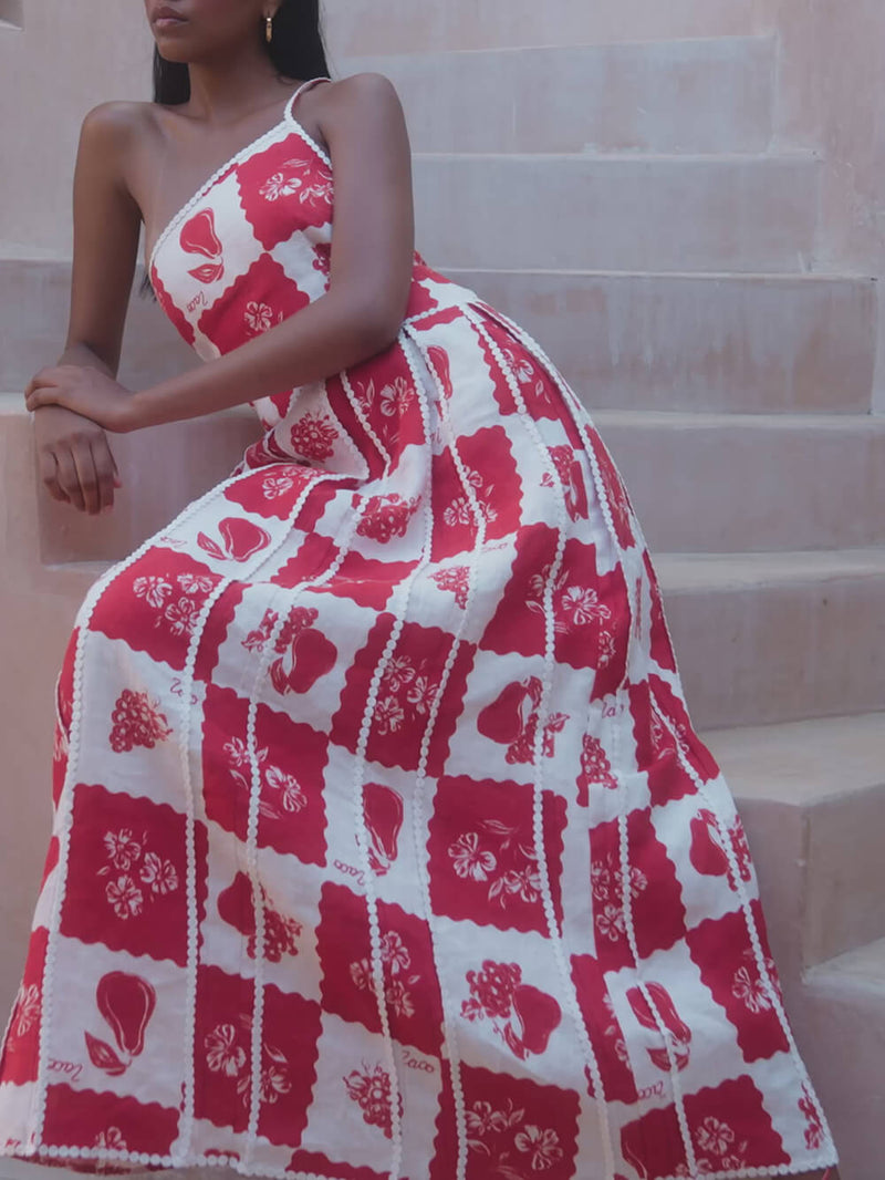 Well Tailored Dress with a Graceful Silhouette