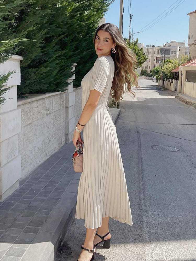 Well Tailored Dress with a Graceful Silhouette