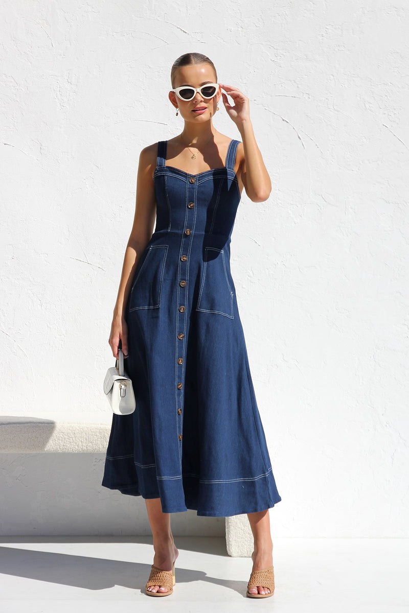 Effortlessly Elegant Dress with a Timeless Design