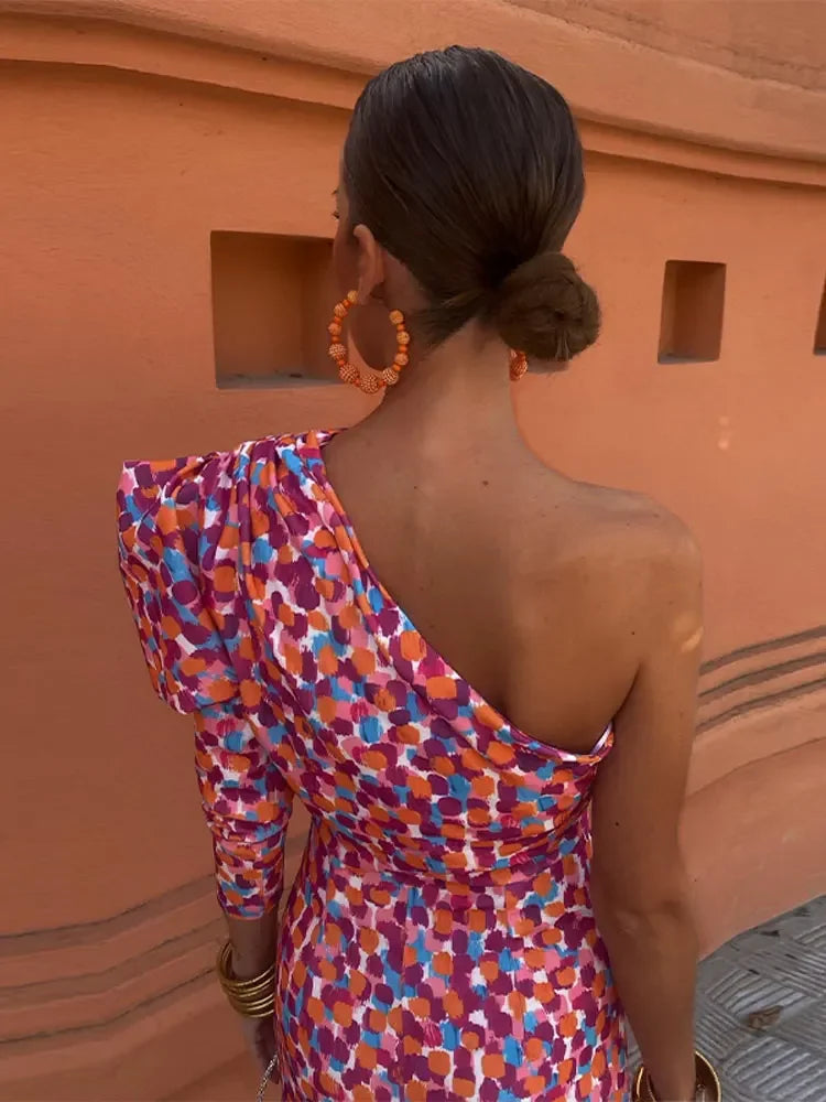 Well Tailored Dress with a Graceful Silhouette