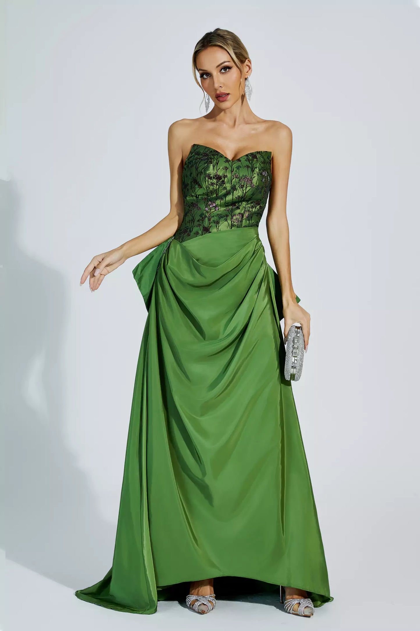 Beautifully Crafted Dress in a Classic Style