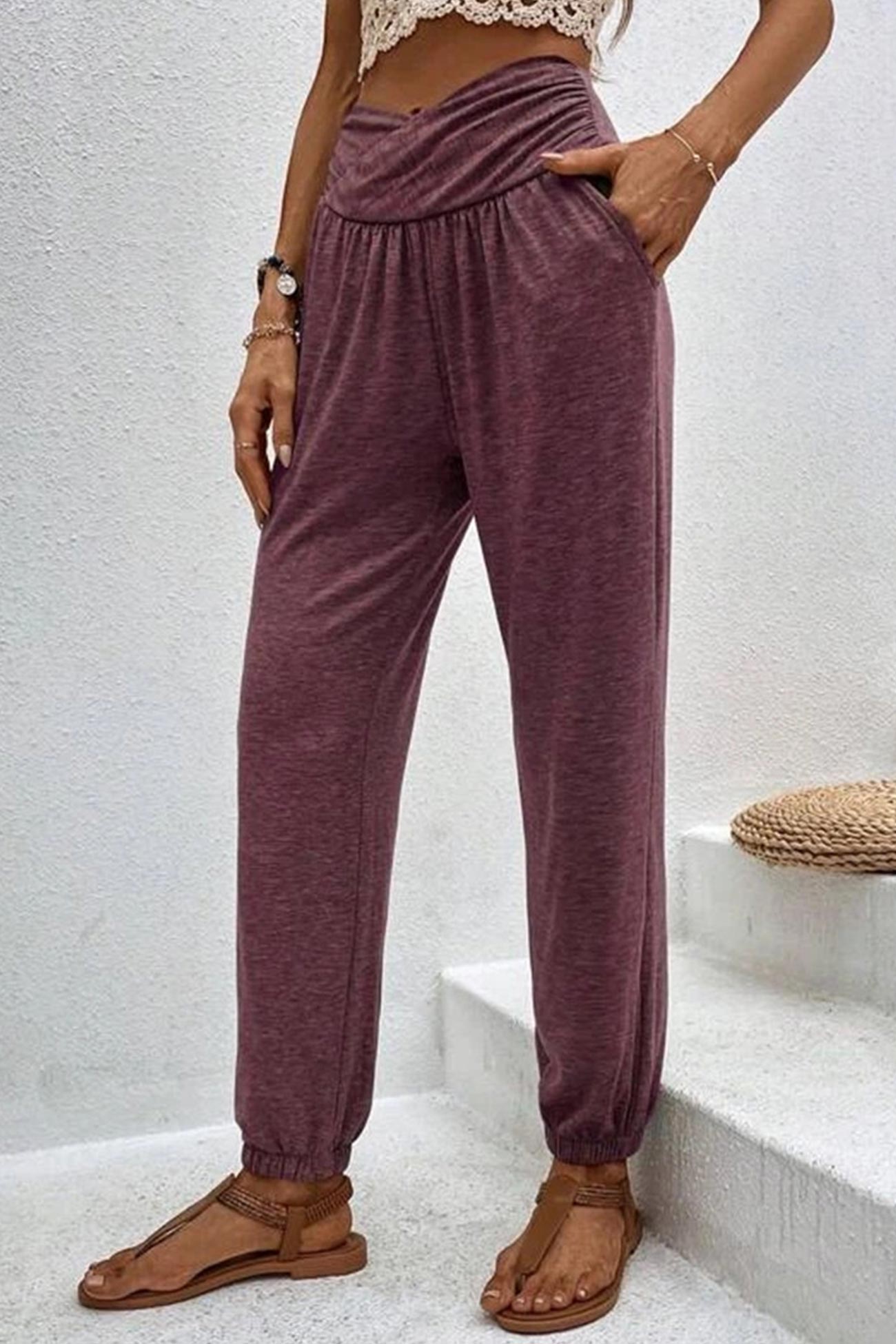 Effortlessly Elegant Pants with a Timeless Design