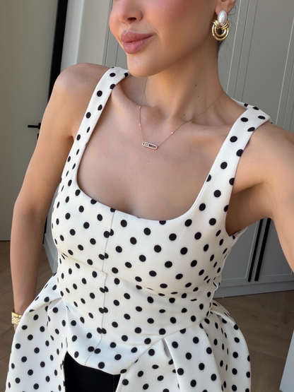 Well Tailored Top with a Graceful Silhouette