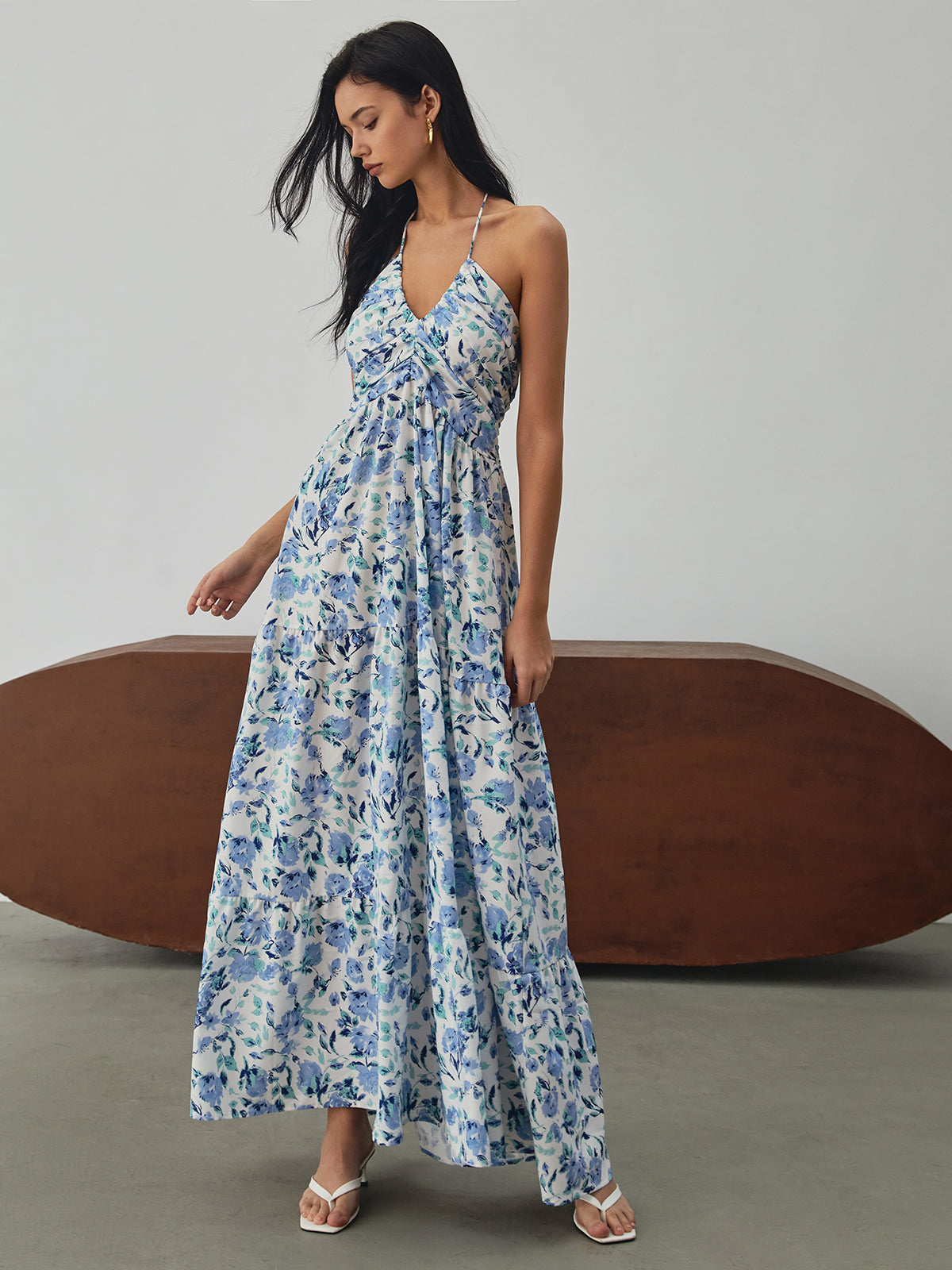 Beautifully Finished Dress in a Timeless Design
