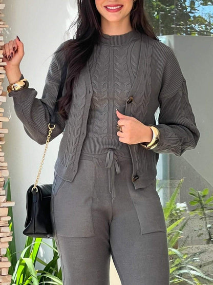 Effortlessly Elegant Pants with a Timeless Design