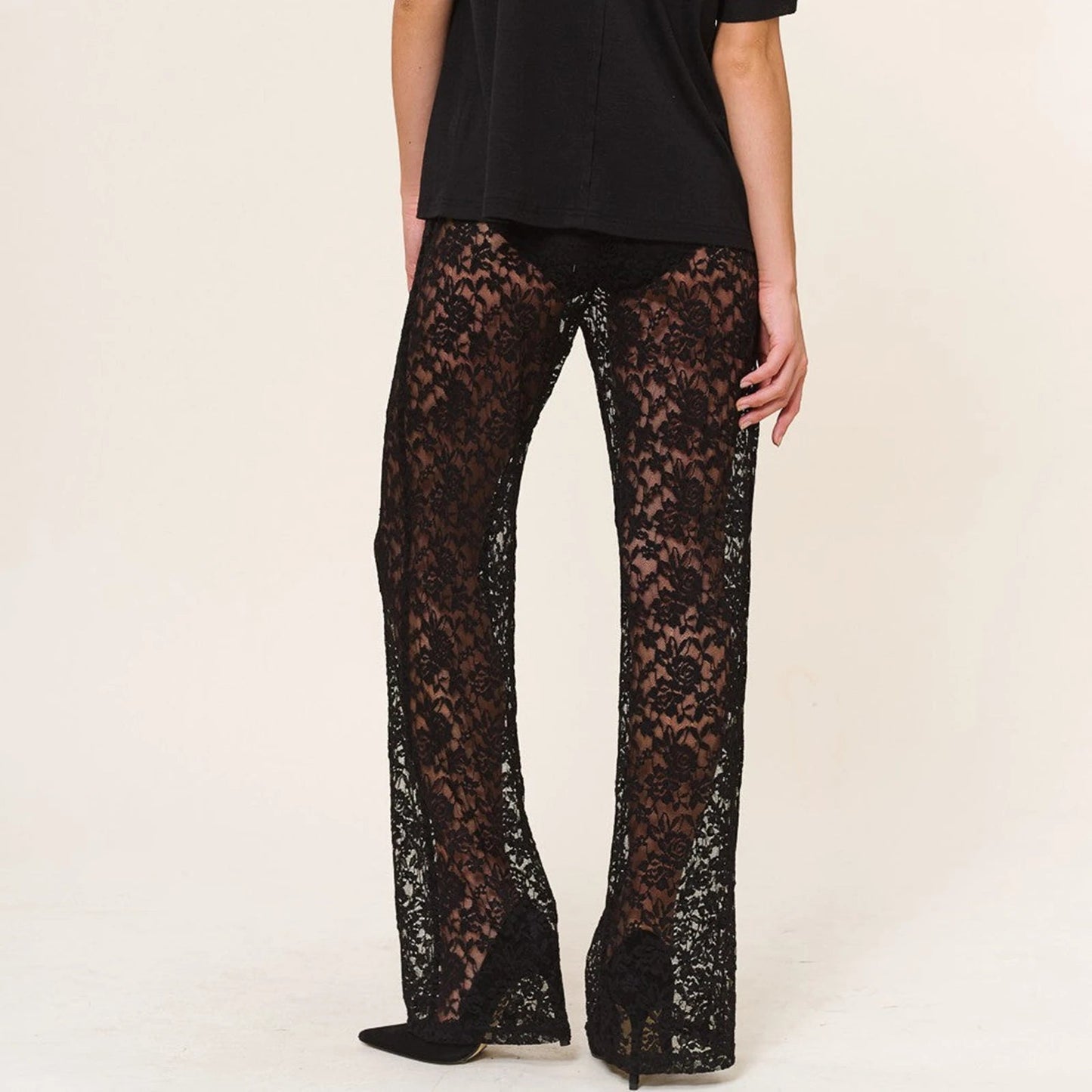 Effortlessly Elegant Pants with a Timeless Design