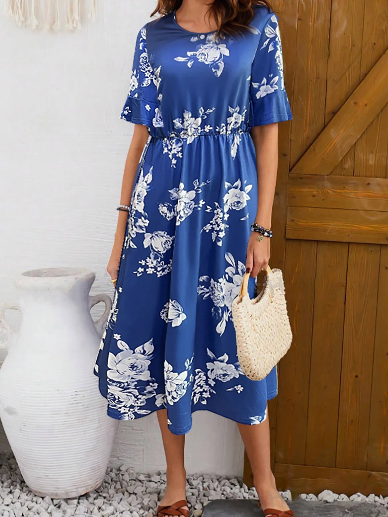 Effortlessly Elegant Dress with a Timeless Design