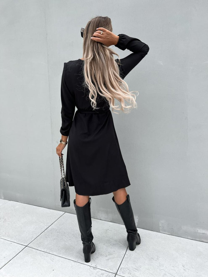 Effortlessly Elegant Dress with a Timeless Design