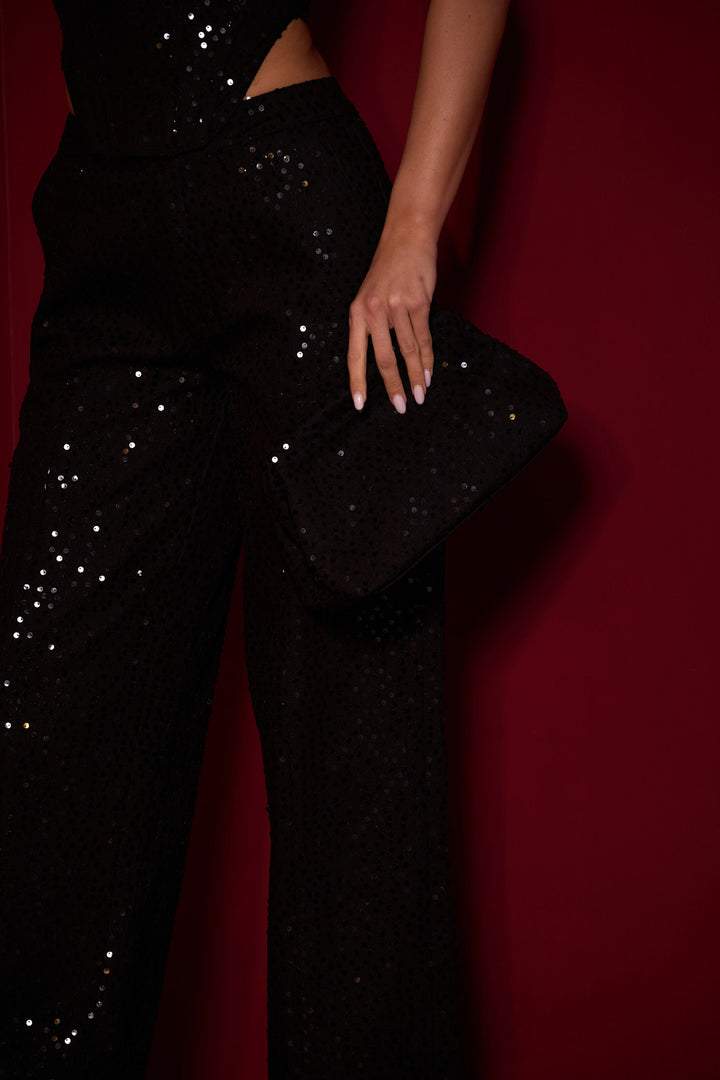 Effortlessly Elegant Pants with a Timeless Design