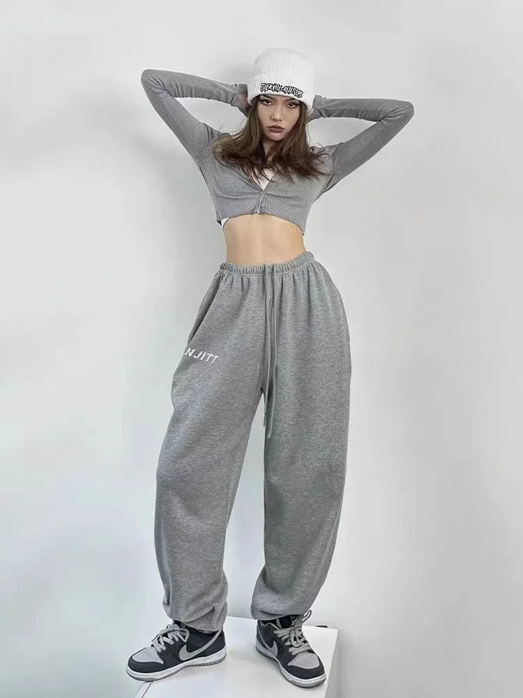Effortlessly Elegant Pants with a Timeless Design