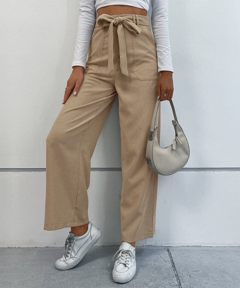 Effortlessly Elegant Pants with a Timeless Design