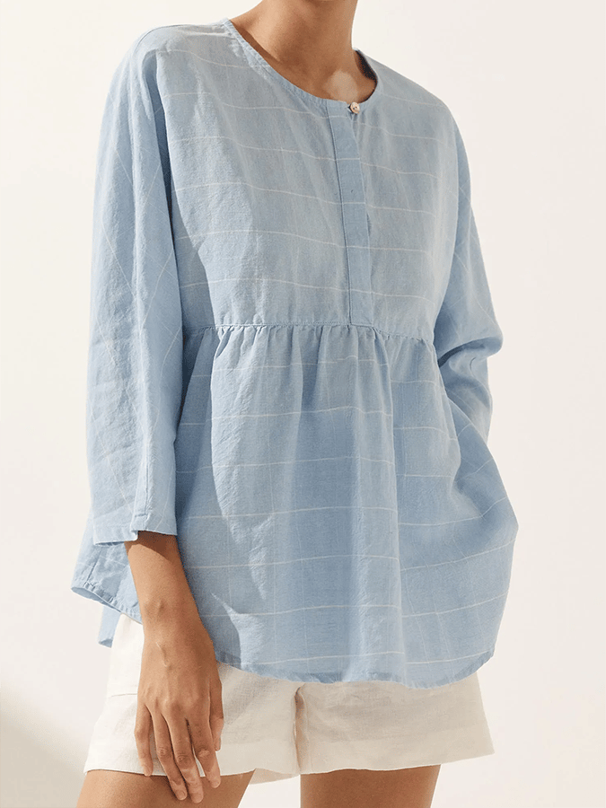 Well Tailored Top with a Graceful Silhouette