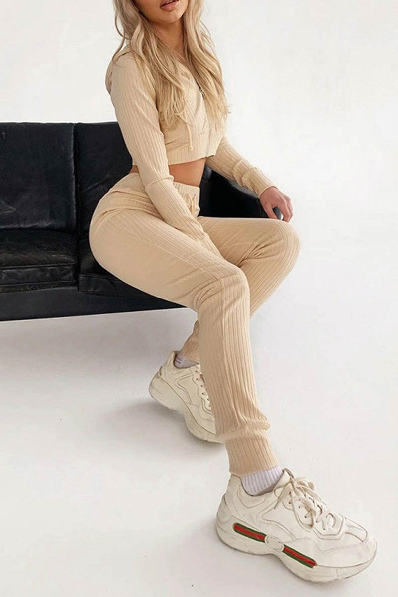 Effortlessly Elegant Pants with a Timeless Design