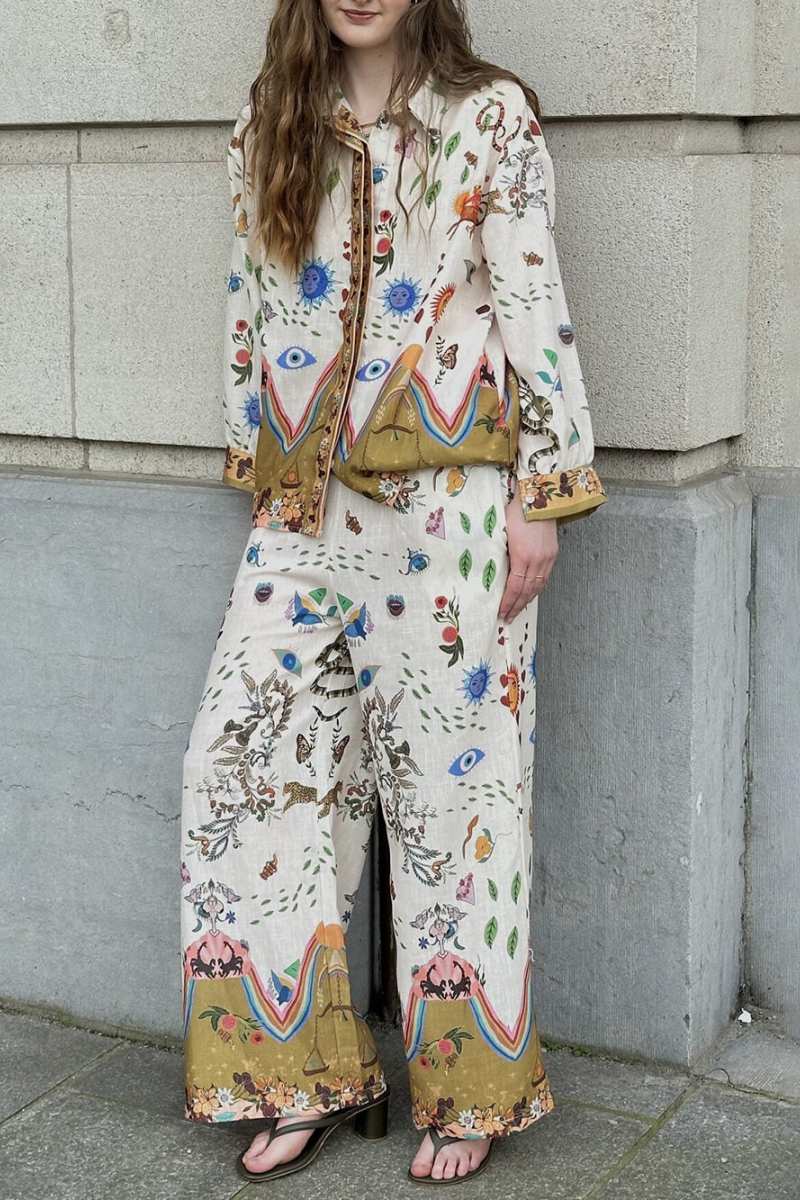 Effortlessly Elegant Pants with a Timeless Design