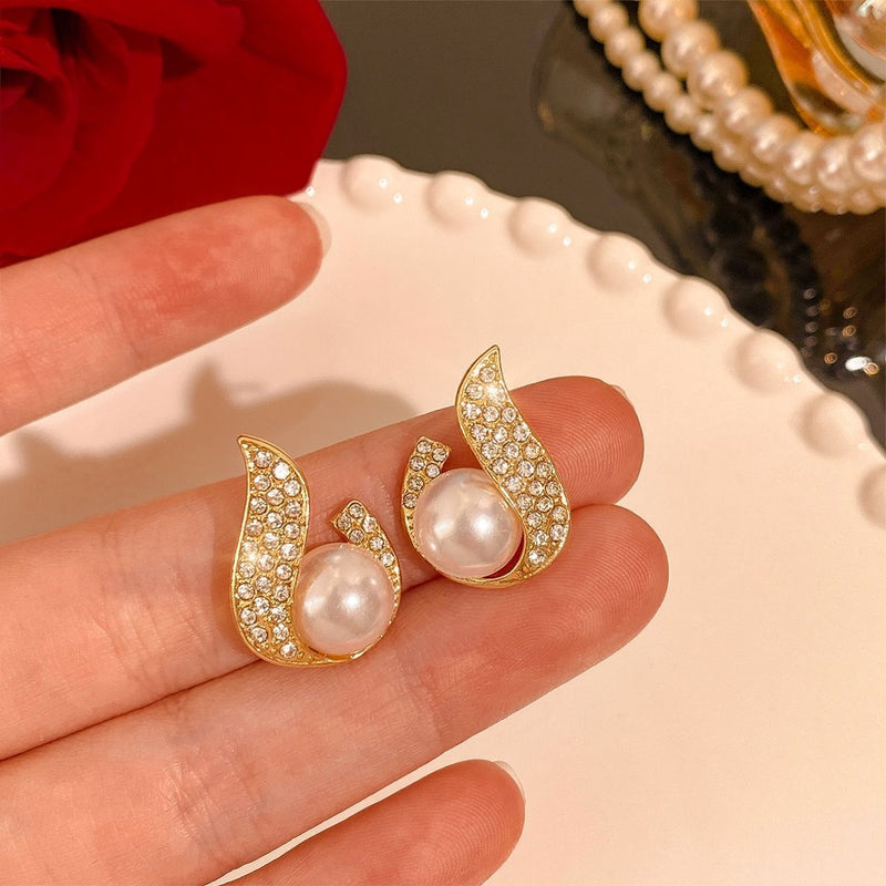 Romantic Pearl Earring for Special Moments